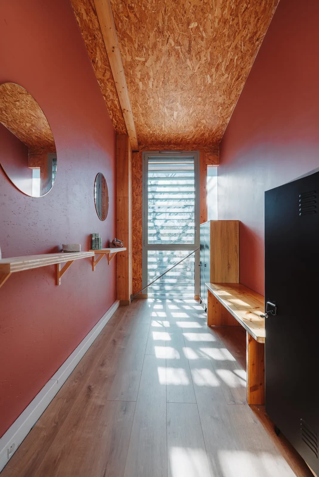 Couloir des vestiaires du studio Haeros